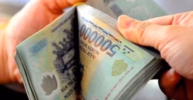 Sau khi bà H. cung cấp thông tin tài sản đang có gồm: 5 cây vàng và 300 triệu đồng trong tài khoản ngân hàng, đối tượng đã yêu cầu chuyển số tiền 300 triệu đồng vào số tài khoản của Tran Van The. Khi bà H. chuyển xong, đối tượng tiếp tục yêu cầu bà bán số lượng vàng đang có và tiếp tục chuyển vào số tài khoản trên, bà H. liền nghi ngờ và trình báo cơ quan công an. (Ảnh minh họa) 