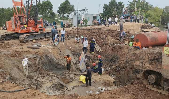 Đồng Tháp: Chốt phương án đưa thi thể bé trai 10 tuổi lên mặt đất Dong Thap: Chot phuong an dua thi the be trai 10 tuoi len mat dat