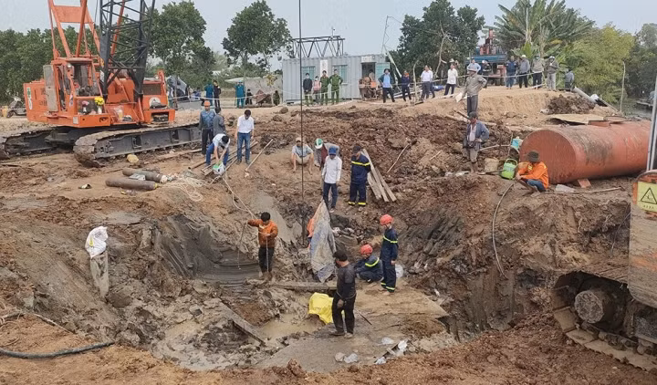 Đồng Tháp: Chốt phương án đưa thi thể bé trai 10 tuổi lên mặt đất Dong Thap: Chot phuong an dua thi the be trai 10 tuoi len mat dat