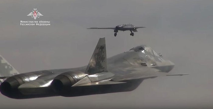 Tuy nhiên thật bất ngờ khi Su-57 còn chưa đạt được đầy đủ tính năng thiết kế thì Nga đã có tham vọng biến nó thành chiến đấu cơ thế hệ thứ 6 thông qua biến thể không người lái.