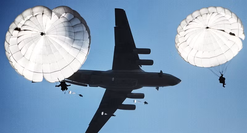 Theo RIA, Quân đội Nga được cho là đang tiến hành công việc tạo ra "chiếc dù tàng hình" có thể khiến các thiết bị nhìn đêm của kẻ thù không thể phát hiện.