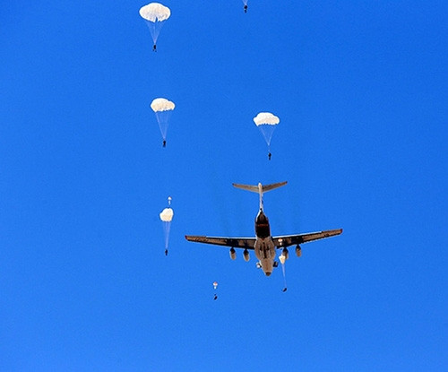 Ông Nasenkov nói thêm rằng đã có các mẫu vật liệu để sản xuất ba lô dù có khả năng tàng hình trước các thiết bị nhìn ban đêm.