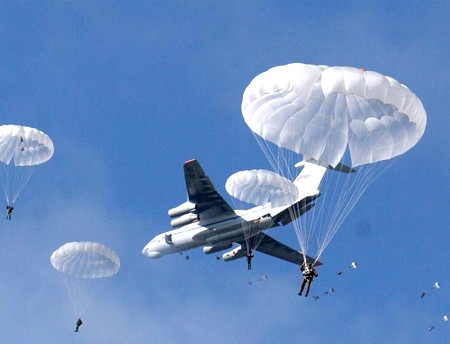 Mặc dù không phải có khả năng tàng hình thực sự - vì vẫn chưa rõ liệu những chiếc dù có xuất hiện trên radar hay không nếu một nhóm binh sĩ nhảy ra khỏi máy bay cùng nhau trong khoảng cách gần - hiệu ứng tàng hình đã đạt được thông qua việc áp dụng các kỹ thuật bão hòa đặc biệt ở giai đoạn sản xuất sợi và vải polyamide.