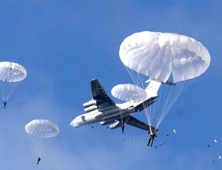 Mặc dù không phải có khả năng tàng hình thực sự - vì vẫn chưa rõ liệu những chiếc dù có xuất hiện trên radar hay không nếu một nhóm binh sĩ nhảy ra khỏi máy bay cùng nhau trong khoảng cách gần - hiệu ứng tàng hình đã đạt được thông qua việc áp dụng các kỹ thuật bão hòa đặc biệt ở giai đoạn sản xuất sợi và vải polyamide.