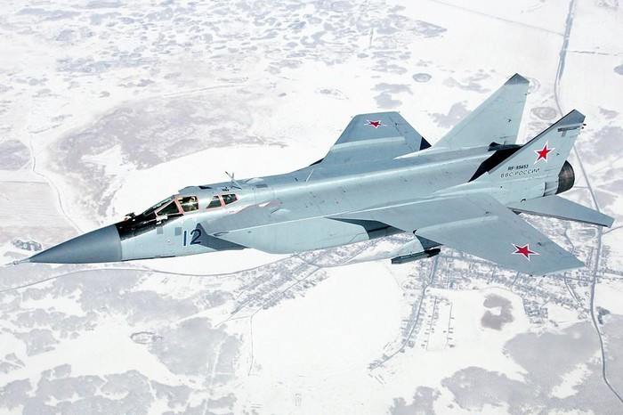 Về độ cao bay, trần bay thực tế của MiG-31 khoảng 21,5 km, thậm chí lên tới 30 km khi cần thiết. Do đó, về khả năng bay cao MiG-31 Nga vượt trội so với tất cả các máy bay chiến đấu Mỹ.