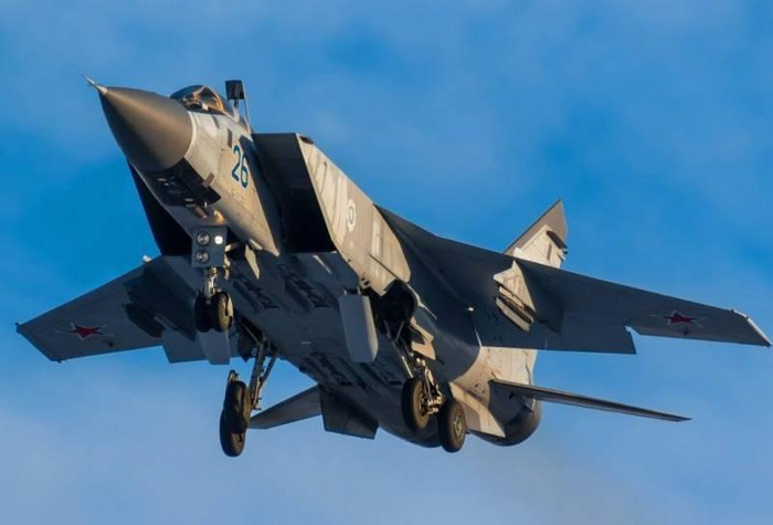 MiG-31 được NATO đặt biệt danh Foxhound là một tiêm kích đánh chặn tầm xa có tốc độ siêu âm, được phát triển từ thời Liên Xô, nó trở thành máy bay chiến đấu thế hệ thứ tư đầu tiên của họ.