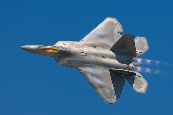 Tuy nhiên dù cho F-35 ra đời sau nhưng nó vẫn kém F-22 về độ cao tối đa. Tiêm kích Raptor có thể bay cao 20.000 mét, trong khi F-35 chỉ là 18.200 mét.