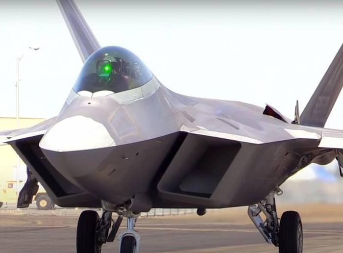 Đầu tiên là tiêm kích tàng hình F-22 Raptor của Mỹ. Các tập đoàn Lockheed Martin, Boeing và General Dynamics đã tham gia phát triển và sản xuất chiếc máy bay này.