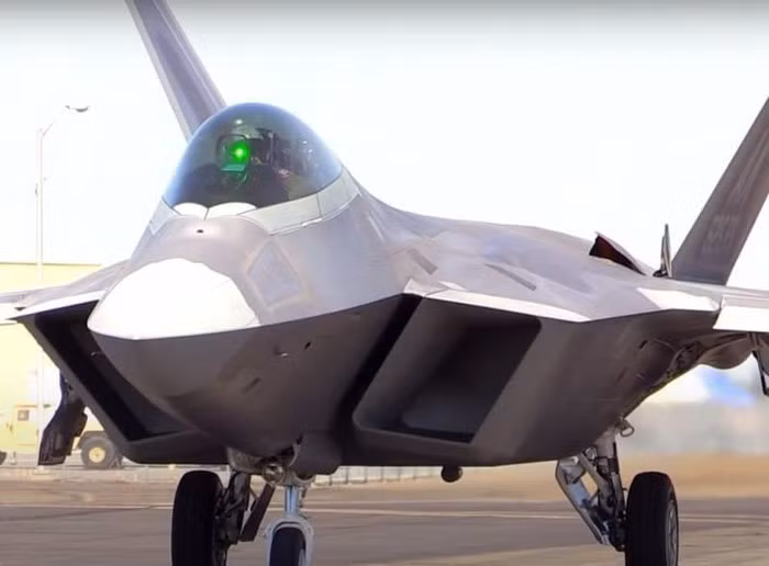 Đầu tiên là tiêm kích tàng hình F-22 Raptor của Mỹ. Các tập đoàn Lockheed Martin, Boeing và General Dynamics đã tham gia phát triển và sản xuất chiếc máy bay này.