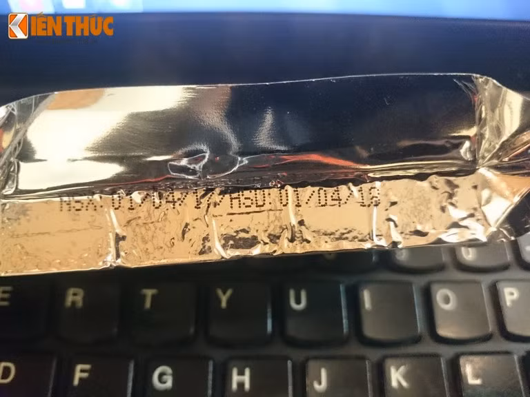 Được đóng gói trong bao bì hút chân không, hạn sử dụng của sản phẩm lên tới 1 năm kể từ ngày sản xuất, bao bì của sản phẩm sử dụng loại giấy ni-lông rất cứng và dày, có thể chống nước tốt khi bị rơi xuống nước.