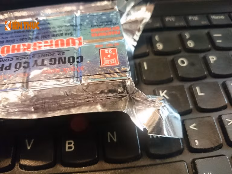 Phần bao bì có một khía rất to giúp có thể bóc dễ dàng bằng tay không mà không cần dùng tới dụng cụ. Phần dia của bao bì được làm rất rộng để người lính dễ bóc ngay cả trong trường hợp tay ướt hoặc đang đeo găng.