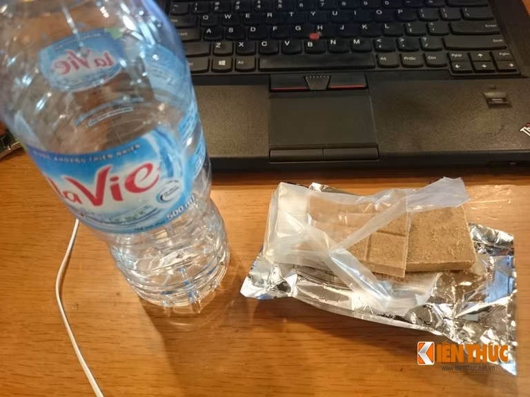 Ưu điểm của sản phẩm lương khô bay đó là có giá thành rất rẻ, đóng gói tốt, bảo quản được trong thời gian dài, dễ dàng sử dụng. Nhược điểm của khẩu phần ăn dã chiến này đó là cung cấp lượng calo thấp, chỉ khoảng 400 Kcal trong khi đó một người bình thường cần tới 4000 Kcal mỗi ngày và rõ ràng việc ăn lương khô thay cơm với số lượng 10 bánh tương đương với 1000 gram lương khô mỗi ngày để nạp đủ 4000 Kcal vào cơ thể là điều khá khó khăn khi sản phẩm lương khô này rất dễ no nhất là khi vừa ăn vừa uống nước.