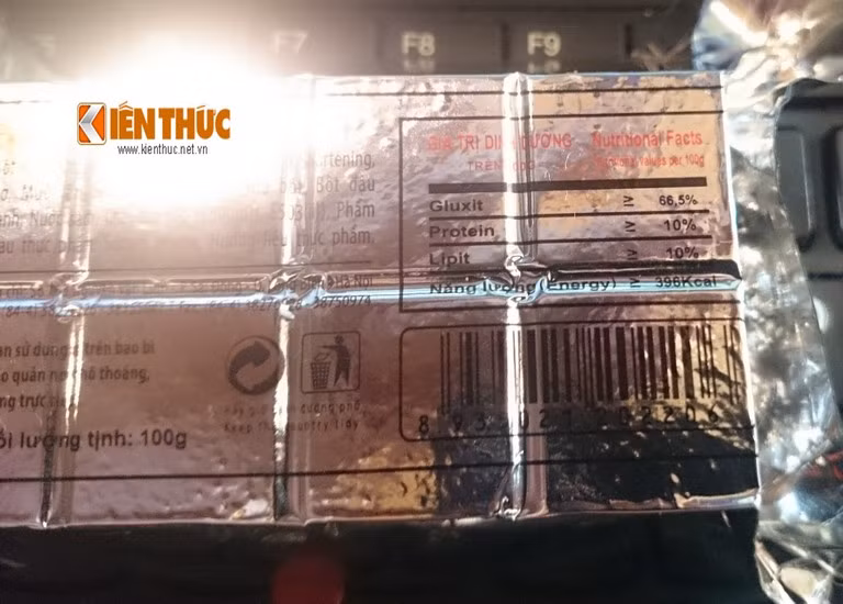 Giá trị dinh dưỡng với phần lớn là chất Gluxit chiếm tới hơn 66,5% khối lượng sản phẩm, ngoài ra còn có Protein và Lipit. Mỗi gói lương khô bay sẽ cung cấp khoảng 396 Kcal.