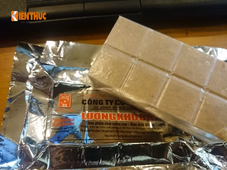 Hai bánh lương khô bên trong được bọc trong một lớp giấy dầu bóng. Lớp giấy này có tác dụng tăng thời gian bảo quản cho sản phẩm.