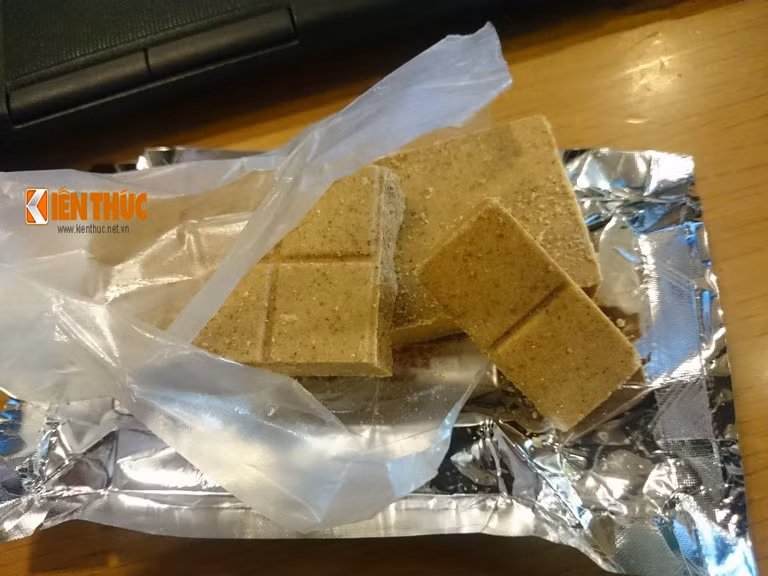 Các bánh lương khô được khía thành những 2 x 4 ô vuông giúp người sử dụng dễ dàng bẻ ra thành từng miếng nhỏ để sử dụng. Sản phẩm có vị ngọt, hương vị khá dễ ăn.