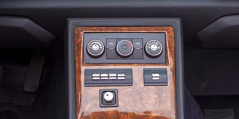 Hệ thống nút điều khiển trung tâm được đặt trên nền gỗ cực kỳ quý tộc giống với trên những chiếc xe VOLGA cùa Nga. Nguồn ảnh: Englishrussia.