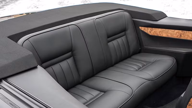 Hàng ghế sau "vô dụng" trên chiếc ZIL 41041 AMG. Nguồn ảnh: Englishrussia.