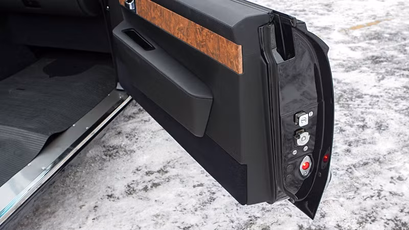 Cửa xe cực dày và được bọc da kèm theo gỗ. Xe không có ghế phụ, đây là nơi Bộ trưởng Bộ quốc phòng sẽ đứng để bàn giao quân nên không cần lắp ghế. Nguồn ảnh: Englishrussia.