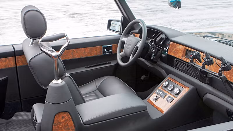 Tay cầm giúp người đứng trên xe có thể giữ thăng bằng thoải mái. Nguồn ảnh: Englishrussia.