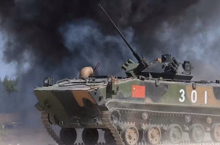 Mặc dù do Trung Quốc tự phát triển, thế nhưng ZBD-03 nhìn bề ngoài có nét y hệt xe chiến đấu đổ bộ BMD-3 của Nga. Nó trọng lượng chừng 8 tấn, dài 7,62m, rộng 3,04m, cao 2,13m, lắp động cơ diesel cho tốc độ 65km/h. Nguồn ảnh: QQ