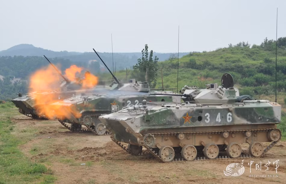 Về mặt hỏa lực, ZBD-03 được trang bị pháo tự động 30mm kiểu 2A42 của Nga cùng đại liên đồng trục 7,62mm và bệ phóng tên lửa chống tăng HJ-73C. Nguồn ảnh: Huanqui