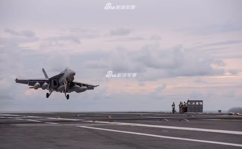 Một chiếc chiến đấu cơ F-18 khác đang tiếp cận đường băng hạ cánh. Đường băng hạ cánh trên tàu USS Ronald Reagan có 3 dây móc hãm đà phục vụ cho việc hạ cánh. Nguồn ảnh: Sina.