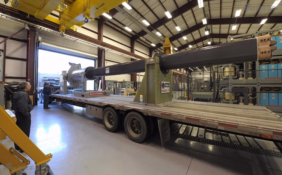 Trên lý thuyết, súng điện từ sẽ tiêu tốn một lượng điện năng cực lớn chỉ để phục vụ một phát bắn, nghĩa là nó có thể tốn hàng triệu Watt chỉ trong một phần nghìn giây ngắn ngủi khi súng khai hỏa. Với kiểu "đốt" điện như vậy, việc nối điện trực tiếp vào súng điện từ là điều không thể. Nguồn ảnh: Sina.