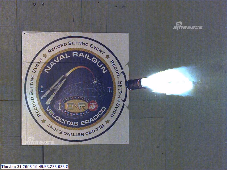 Với lượng điện tốn kinh khủng như vậy, không một tàu khu trục nào hay bất cứ một máy bay nào có thể cung cấp đủ điện năng cho hệ thống vũ khí này. Duy nhất chỉ có các tàu sân bay lớp Nimitz hoặc Ford với công nghệ hạt nhân mới nhất mới đủ khả năng "nuôi" nổi khẩu súng này. Nguồn ảnh: Sina.