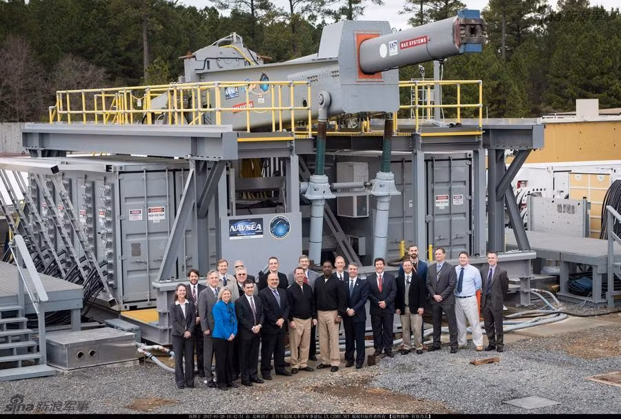 Vậy tại sao không đặt súng điện từ dưới đất? Câu trả lời rất đơn giản, nếu đặt trong lãnh thổ nước Mỹ thì khẩu súng điện từ sẽ không hề có tác dụng "giương oai" như một loại vũ khí chiến lược, còn nếu đặt nó ở lãnh thổ của các nước NATO thì việc bị lộ bí mật, bị phá hoại hoặc bị vài trăm quả tên lửa đất đối đất của đối phương "nhắm sẵn" vào cũng sẽ khiến giới chức quân sự Mỹ không yên lòng chút nào. Nguồn ảnh: Sina.