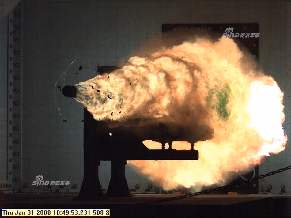 Hiện tại, trên lý thuyết các thiết bị sử dụng trong súng điện từ có thể chịu được khoảng 6 phát bắn mỗi phút, vấn đề là ở chỗ với 6 phát bắn, súng điện từ sẽ tiêu tốn khoảng 2 MW (Megawatt) tương đương với 2 triệu Watt, tương đương với lượng điện một cánh quạt gió tạo ra trong vòng... 6 tháng hoặc lượng điện của 30 nhà máy công nghiệp cỡ vừa của Anh tiêu thụ trong vòng 1 tháng. Nguồn ảnh: Sina.