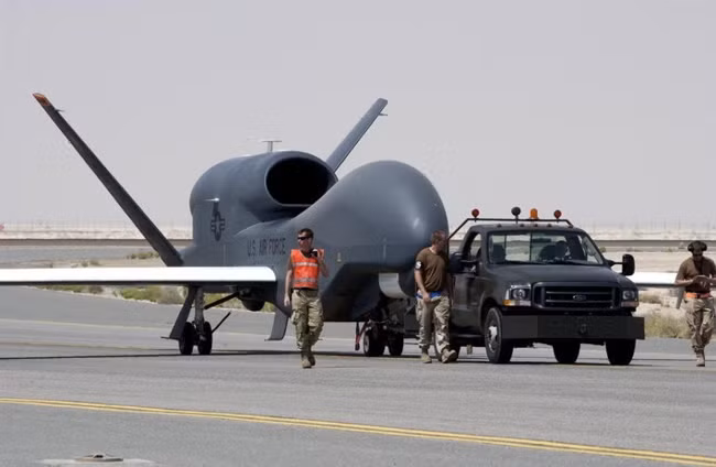 Global Hawk có tầm bay tối đa lên tới 22.000 km và có khả năng bao quát một khu vực rộng tới 100.000 km vuông cho mỗi một phi vụ cất cánh, với tầm bay xa và khả năng bao quát của mình, rất có thể phía Mỹ sẽ sử dụng loại máy bay không người lái này để theo dõi các khu vực phóng thử tên lửa của phía Triều Tiên. Nguồn ảnh: Sina.