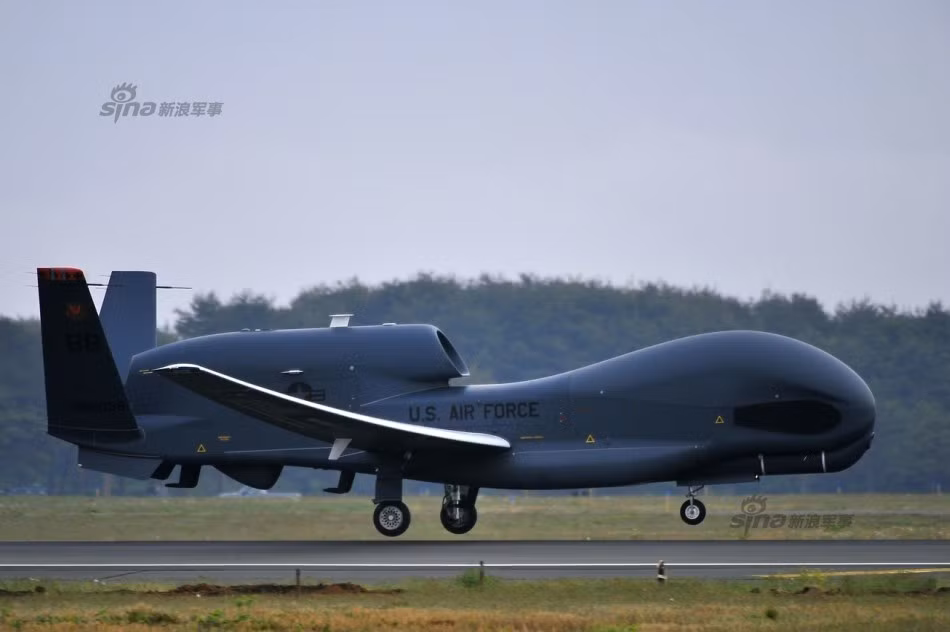 Sự htăng cường hiện diện quân sự của Mỹ tại khu vực này chính là câu trả lời sau một loạt các vụ phóng thử tên lửa với số lượng lớn và tần suất dày đặc được phía Triều Tiên thực hiện. Mặc dù vậy, giới phân tích quân sự cho rằng động thái đó của Mỹ chỉ làm cho tình hình trong khu vực căng thẳng hơn mà thôi. Nguồn ảnh: Sina.