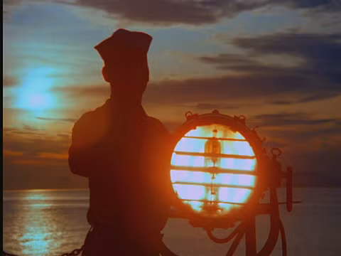 Các thức này rất đơn giản để truyền thông tin giữa các tàu bè ở cự ly gần trong điều kiện liên lạc qua các thiết bị điện tử bị gián đoạn, người lính sẽ bật tắt đèn liên tục theo hệ mã Morse hoặc theo bất cứ hệ mã nào được quy ước từ trước để truyền tải thông tin cho tàu bạn. Nguồn ảnh: Gettyimg.