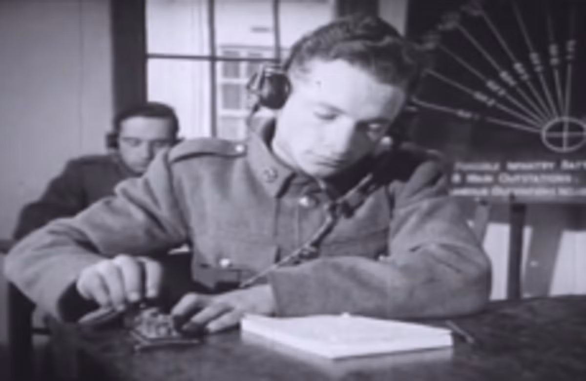 Nhắc đến mã Morse không thể không nhắc đến cách truyền mã theo kiểu "tạch-tà" cổ điển này. Phương thức truyền tin theo tín hiệu tạch-tà có độ an toàn gần như tuyệt đối và một người bình thường bất kể nam hay nữ đều có thể thành thạo phương pháp truyền tin này chỉ trong vài tháng huấn luyện. Nguồn ảnh: Dailyedge.