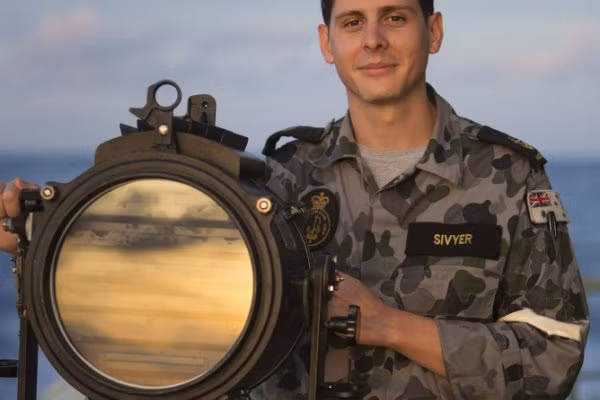 Một trong những cách thức liên lạc cổ điển nhất thường được lực lượng hải quân sử dụng dó là dùng đèn tín hiệu. Nguồn ảnh: Navy.