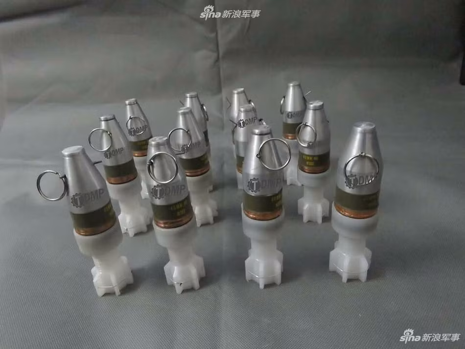 Những viên đạn cỡ 40 mm được gắn thêm bộ phận đuôi giúp nó có thể bay ổn định hơn khi được thả từ độ cao lớn. Không chỉ lực lượng Khủng bố IS mà cả lực lượng quân đội Iraq cũng đang sử dụng cách thức tương tự vì hiệu quả quá cao mà chi phí đầu tư lại cực rẻ, chỉ khoảng 100 USD cho mỗi mẫu máy bay không người lái. Nguồn ảnh: Sina.