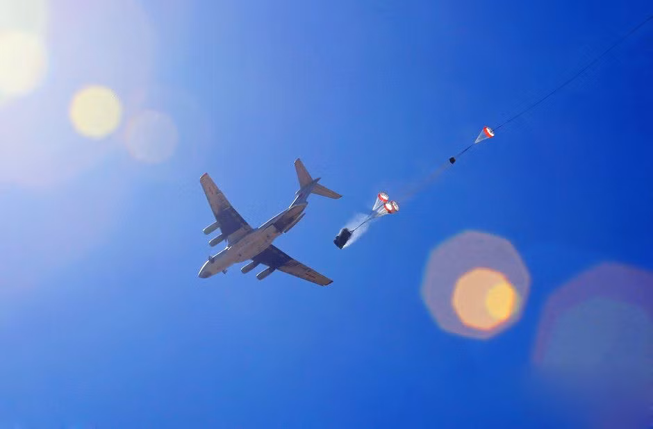 Mặc dù làm chủ công nghệ thả dù xe thiết giáp hạng nặng, tuy vậy lực lượng lính dù Trung Quốc vẫn còn cần phải học hỏi thêm nhiều kinh nghiệm tác chiến. Bởi từ khi xây dựng tới nay, lính dù Trung Quốc chưa bao giờ tham gia một cuộc chiến nào để lấy kinh nghiệm như Mỹ hay Nga. Họ có thể có trang bị tương đương, nhưng sẽ kém về kinh nghiệm tác chiến. Nguồn ảnh: Sina.