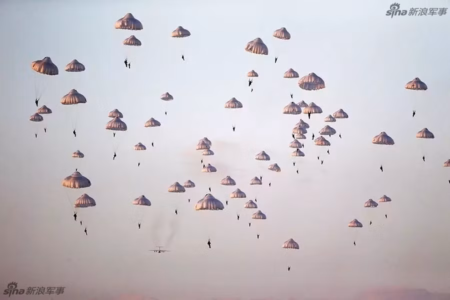 Với cách thức triển khai lực lượng này, Quân đội Trung Quốc có thể triển khai lực lượng bộ binh kèm theo các phương tiện cơ giới đến bất cứ khu vực nào trên lãnh thổ mà không nhất thiết phải có sân bay. Nguồn ảnh: Sina.