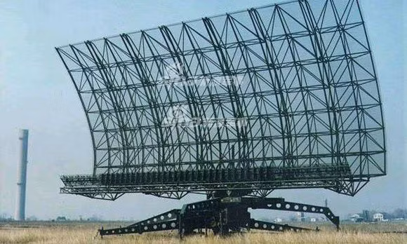 Hệ thống radar YLC-4 cũng được phát triển bởi Viện Công nghệ Điện tử Trung Quốc giống với mẫu YLC-6. Loại radar này có nhiệm vụ kiểm soát chiến lược một khu vực vùng trời rộng lớn và cung cấp được hai tham số mục tiêu cùng lúc là vị trí (có thể bao gồm cả độ cao) và góc phương vị của mục tiêu. Nguồn ảnh: Sina.