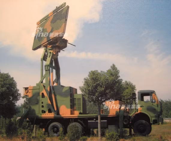 Radar cảnh báo sớm của Trung Quốc loại YLC-18 có khả năng phát hiện các mục tiêu ở độ cao từ trung bình đến thấp. Đây là loại radar sử dụng công nghệ quét mảng chủ động và có thể hoạt động tốt trong điều kiện thời tiết xấu, địa hình phức tạp hoặc bị áp chế điện tử mạnh. Nguồn ảnh: Sina.