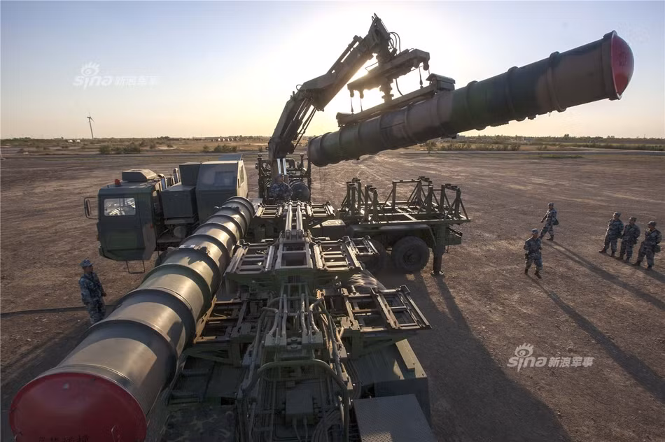 Tổ hợp phòng không HQ-9 của Trung Quốc có tầm bắn tối đa khoảng 125 km, độ cao tiêu diệt mục tiêu tối đa 18 km, cự ly tiêu diệt mục tiêu tối thiểu 25 mét, cự ly tiêu diệt các mục tiêu đạn đạo từ 7km đến 25km ở độ cao từ 2.000m đến 15.000m. Nguồn ảnh: Sina.