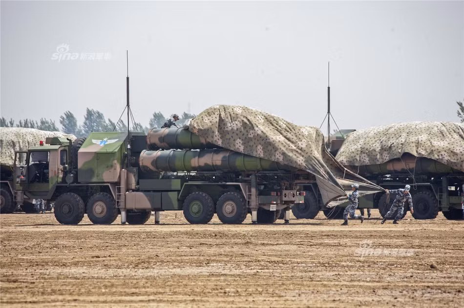 Mặc dù tổ hợp tên lửa HQ-9 có rất nhiều điểm giống với S-300P nhưng chính những chuyên gia quân sự lỗi lạc của Nga cũng phải đánh giá rằng HQ-9 không phải là phiên bản sao chép của S-300P. Nguồn ảnh: Sina.