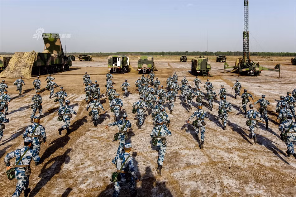 Sau khi tích lũy kinh nghiệm khai thác các tổ hợp tên lửa S-300P, Trung Quốc đề nghị Nga cấp giấy phép tự sản xuất các tổ hợp này trên lãnh thổ Trung Quốc. Tuy nhiên, bài học "hợp tác sản xuất" Su-27 giữa Nga và Trung Quốc đã khiến phía Nga buộc phải từ chối cấp giấy phép sản xuất S-300P cho Trung Quốc. Chính từ sự từ chối này, các tổ hợp tên lửa HQ-9 của Trung Quốc đã được ra đời. Nguồn ảnh: Sina.