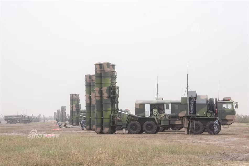 Theo số liệu từ Nga, Trung Quốc đã nhận 4 tiểu đoàn S-300PMU, 8 tiểu đoàn S-300PMU1 và 12 tiểu đoàn S-300PMU2. Mỗi tiểu đoàn có 6 bệ phóng. Như vậy, Trung Quốc đã có 24 tiểu đoàn S-300 các loại với 144 tổ hợp phóng. Nguồn ảnh: Sina.