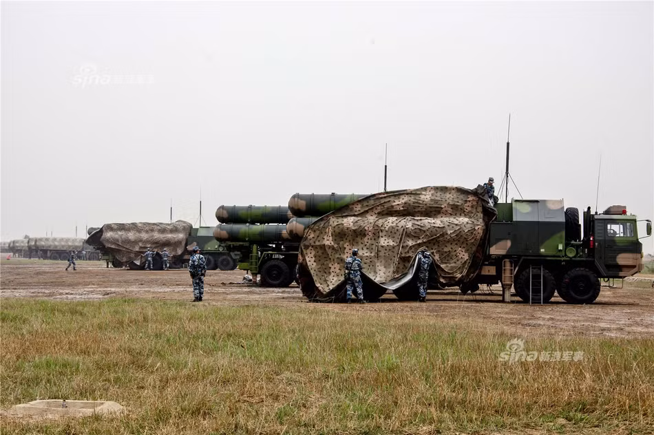 Theo đó, HQ-9 sử dụng tên lửa có kích thước khác với S-300P, radar điều khiển theo pha CJ-202 do Trung Quốc tự sản xuất. Thậm chí, tổ hợp phóng được đặt trên xe địa hình bốn cầu cũng do Trung Quốc tự sản xuất hoàn toàn. Nguồn ảnh: Sina.