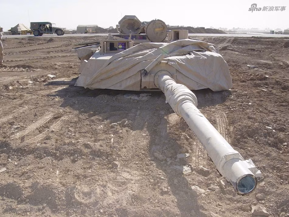 Mạng Sina vừa đăng tải hình ảnh gây sốc về vụ việc xe tăng Abrams M1A1M của Quân đội Iraq trúng thiết bị nổ tự tạo của phiến quân dẫn tới "thân một nơi, đầu một nẻo". Vụ nổ mạnh đến nỗi kích nổ luôn lượng đạn dự trữ đặt phía trong xe tăng khiến tháp pháo của nó bị bật ra xa hàng chục mét. Nguồn ảnh: Sina.