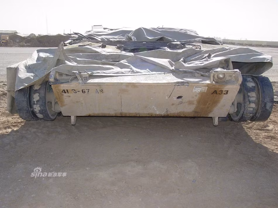 Phần thân xe hoàn hoàn biến dạng sau vụ nổ cực lớn. Vụ nổ đã tiêu diệt chiếc xe tăng này diễn ra từ tháng 9 năm ngoái nhưng tới nay những hình ảnh về chiếc xe tăng xấu số này mới được đăng tải rộng rãi. Nguồn ảnh: Sina.
