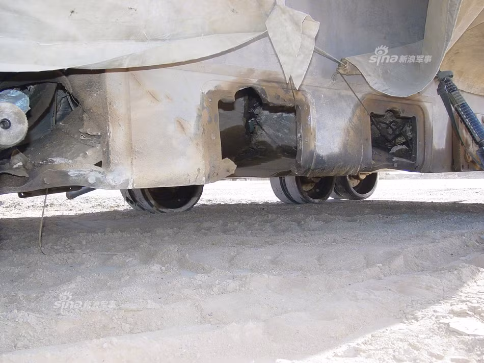 Hệ thống gầm xe nơi phải hứng chịu vụ nổ đã bị biến dạng hoàn toàn, toàn bộ hệ thống treo ở một bên xe đã bị thổi bay từ vụ nổ đầu tiên từ thiết bị nổ tự chế. Nguồn ảnh: Sina.
