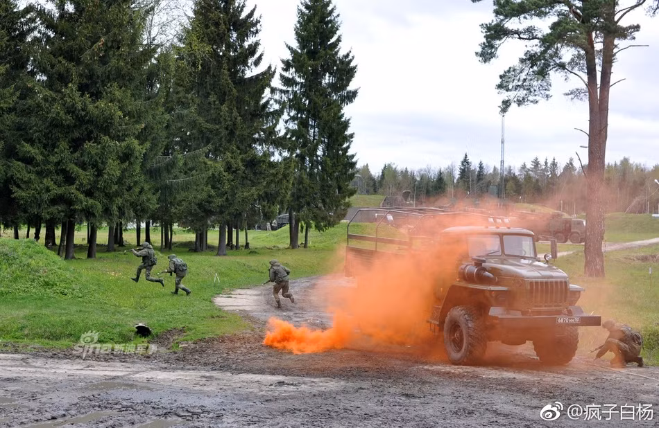 Cuộc diễn tập không sử dụng đạn thật, chỉ sử dụng lựu đạn màu và pháo sáng cùng đạn mã tử. Nguồn ảnh: Sina.