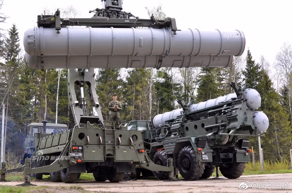 Xe cơ giới triển khai các tên lửa S-400 từ xe vận chuyển sang bệ phóng, sẵn sàng chiến đấu. Nguồn ảnh: Sina.